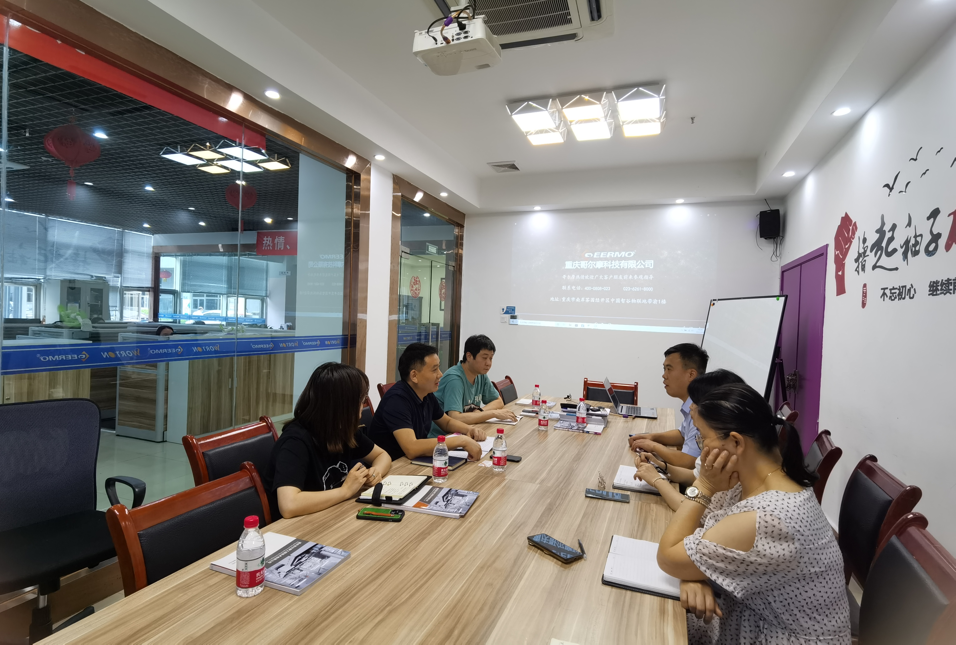 重慶市經開區(qū)改革發(fā)展科技局劉副局長一行蒞臨我司參觀考察
